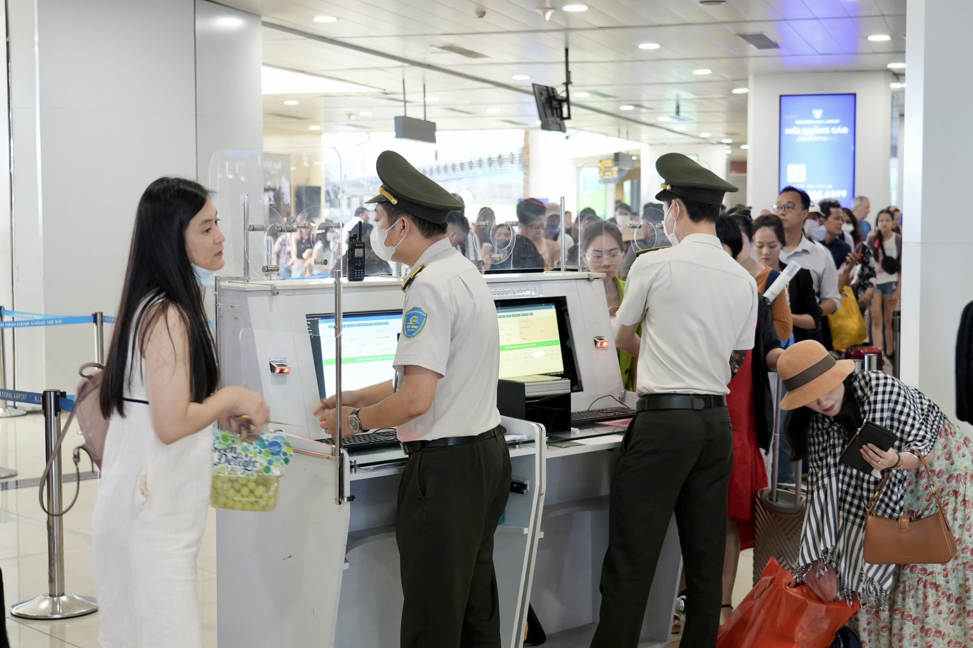 Check-in' sân bay bằng tài khoản VNeID còn nhiều bất cập