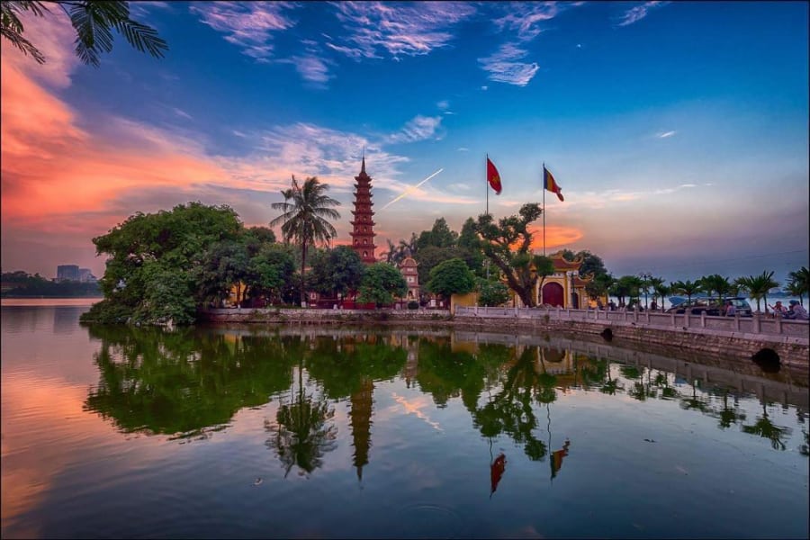 Chùa Trấn Quốc uy nghiêm nổi bật giữa lòng Hà Nội. Ảnh: ST