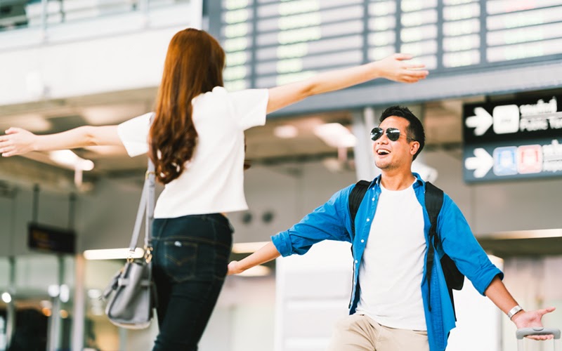 Đón người thân ở sảnh sân bay (Nguồn ảnh: Internet)