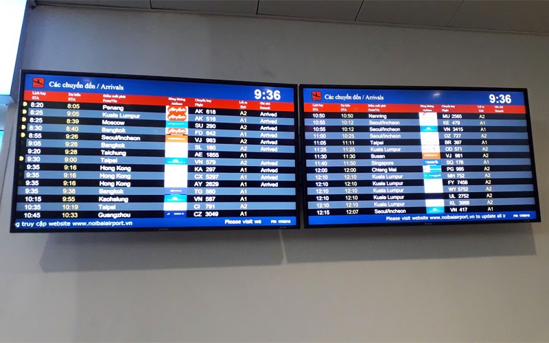 Theo dõi tình trạng chuyến bay trên bảng điện tử (Nguồn ảnh: Internet)