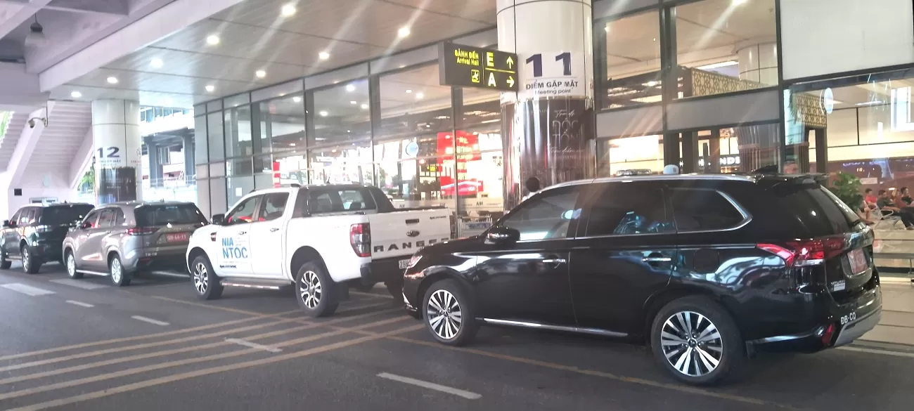 Taxi giá rẻ đón trong sảnh sân bay Nội Bài